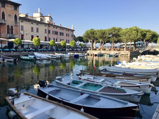 Desenzano porticciolo con barche ormeggiate